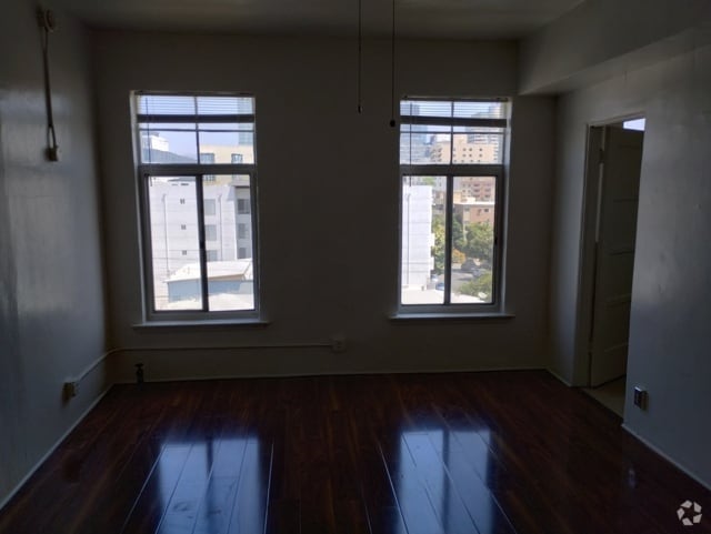 Building Photo - 901 S Kingsley Dr