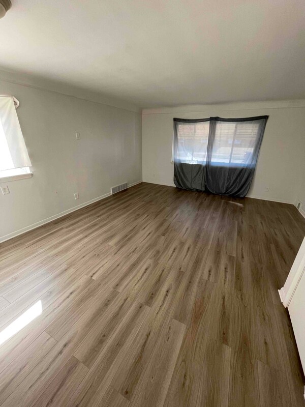 Building Photo - 26260 Pinehurst St