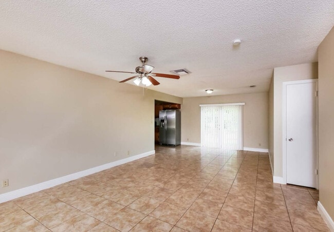 Foto del edificio - 8102 SW 20th St