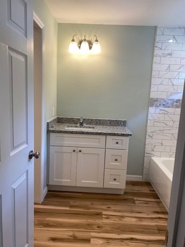 Building Photo - Perfect for roomates