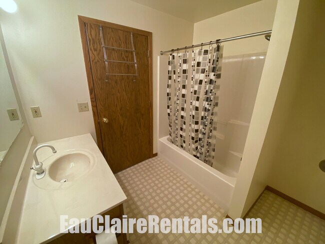 Baño dn - 2265 Frank St