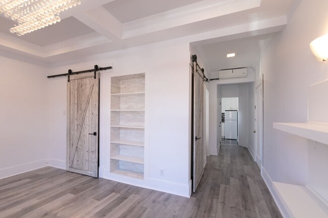 Building Photo - 2050 Av. Claremont