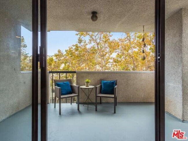 Foto del edificio - 150 N Almont Dr