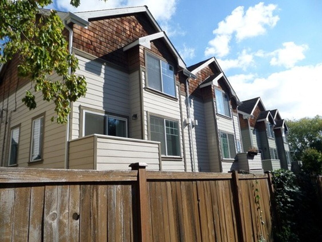 Foto principal - Fabulous 3 Bedroom Townhome with Attached ...