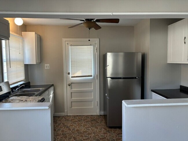 Building Photo - 2 Bedroom