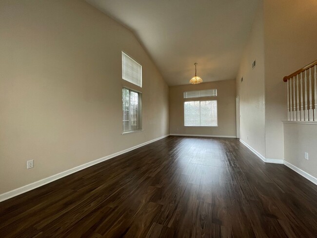 Foto del edificio - Upstairs Bonus Room, Attached 3-Car Garage...