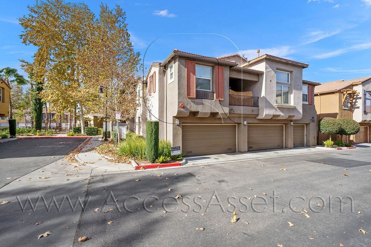 Primary Photo - Stunning Two-Story 3 Bed/2.5 Bath Condo In...