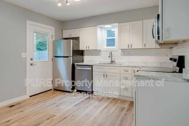 Building Photo - 620 Maplewood Ln