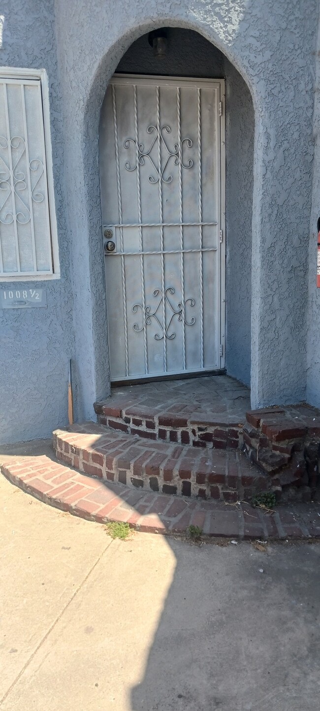 Building Photo - 1008 N Willow Ave