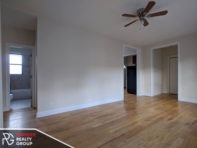 Foto del edificio - 3726 N Pine Grove Ave