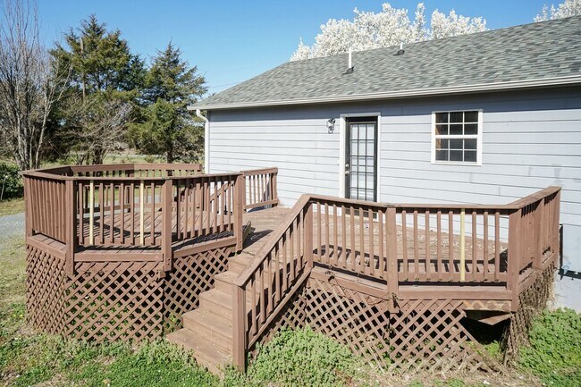Foto del edificio - Three Bedroom Home!