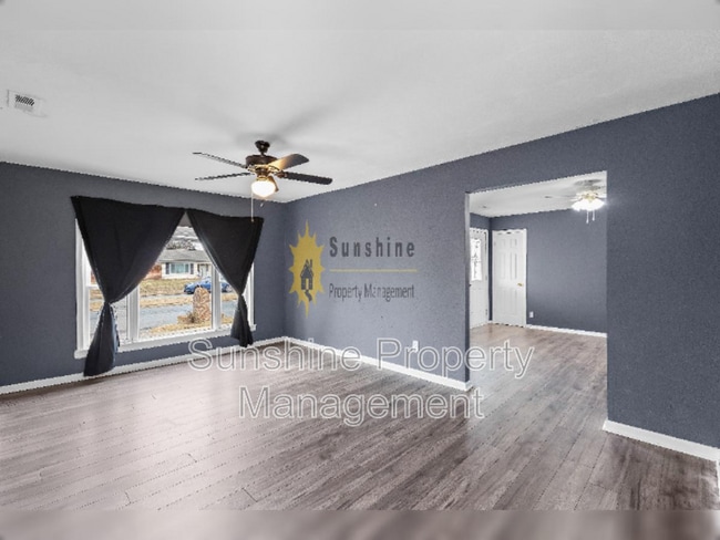 Building Photo - 3017 Camelot Blvd