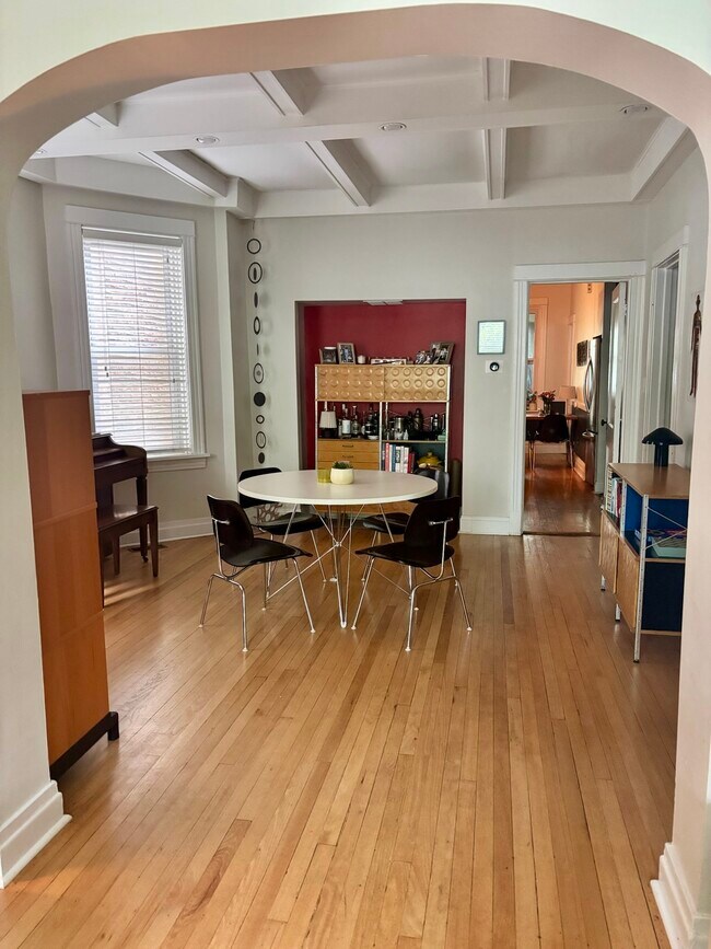 Comedor - 4532 N Albany Ave