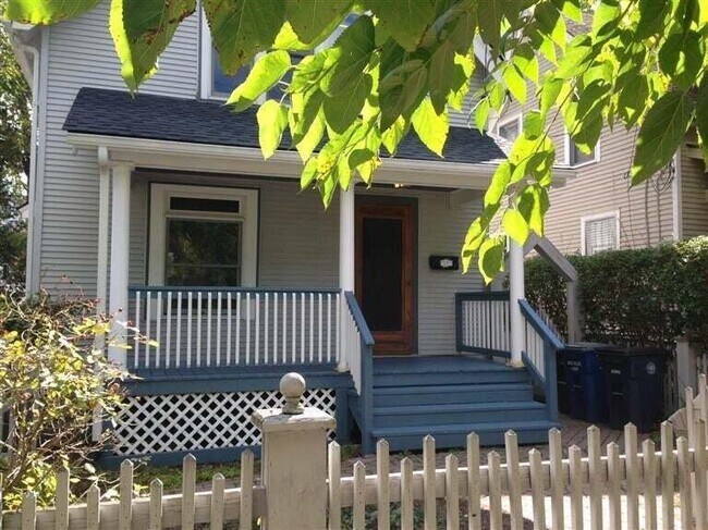 Foto del edificio - 112 E Davis Ave