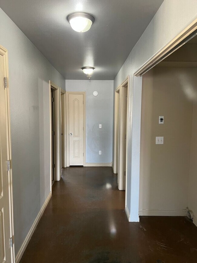 Building Photo - Duplex for Rent in Quincy