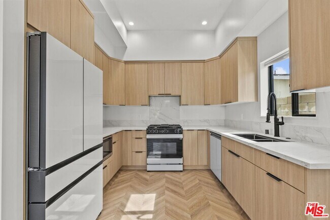 Foto del edificio - 10006 Odessa Ave