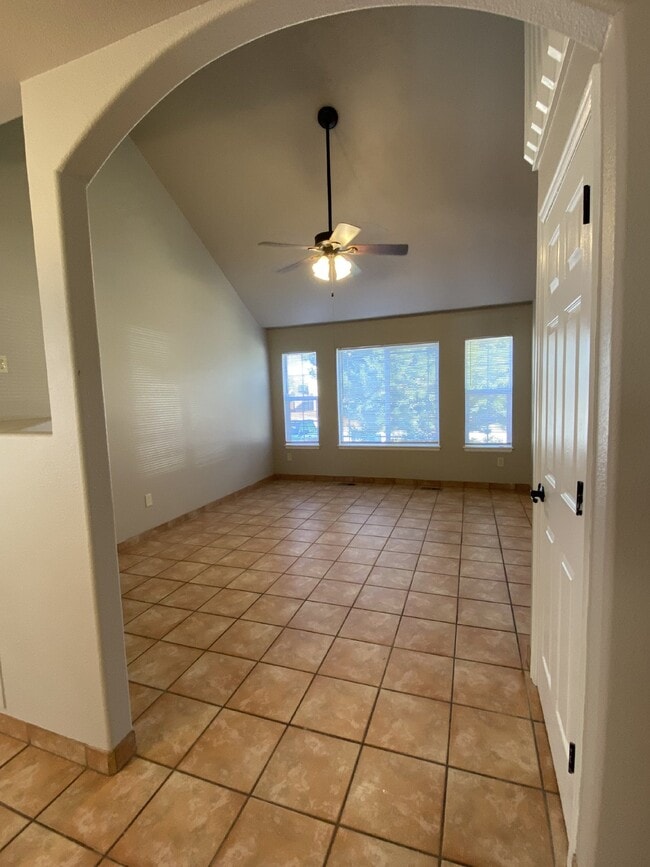 Building Photo - 4 bedroom - Montero