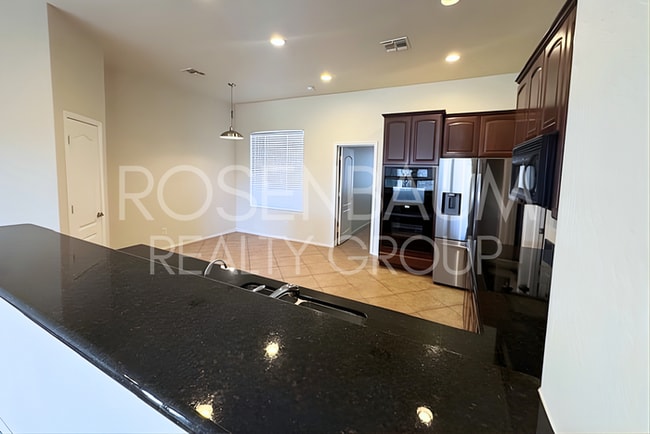 Foto del edificio - 8190 N Turning Leaf Dr