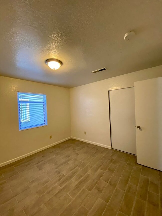 Building Photo - 3 bedroom unit with private laundry. 2 OFF...
