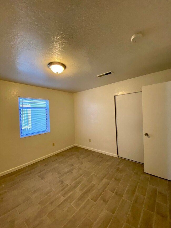 Foto del edificio - 3 bedroom unit with private laundry. 2 OFF...