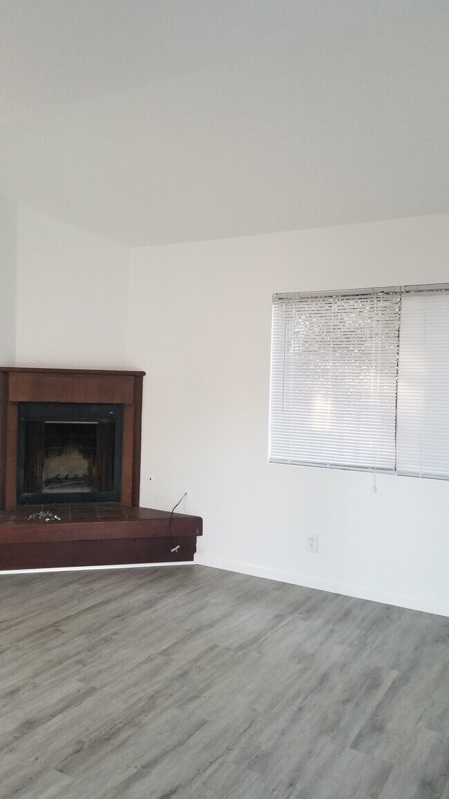 Sala de estar con chimenea - 129 S Voluntario St