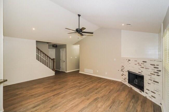 Foto del edificio - 8331 Grayce Dr