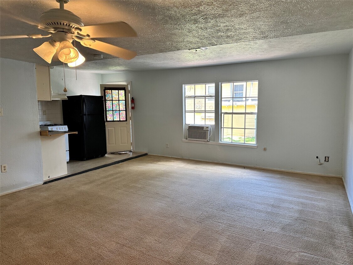 Foto principal - 4430-4432 Bell St