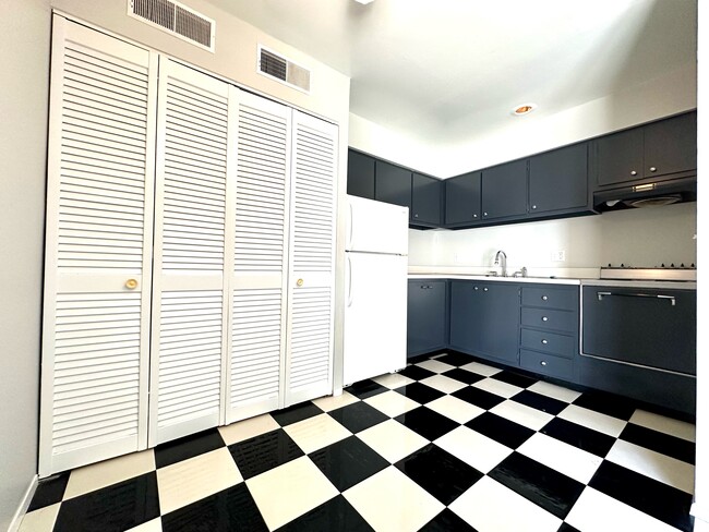 Building Photo - 9960 Chateau Roi Ct