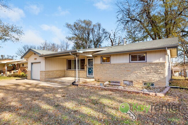 Foto del edificio - Inviting 3-Bedroom Home with Updated Kitchen & Fenced Backyard – Derby, KS