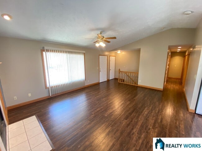Building Photo - Large 4 bed House! -Realty Works