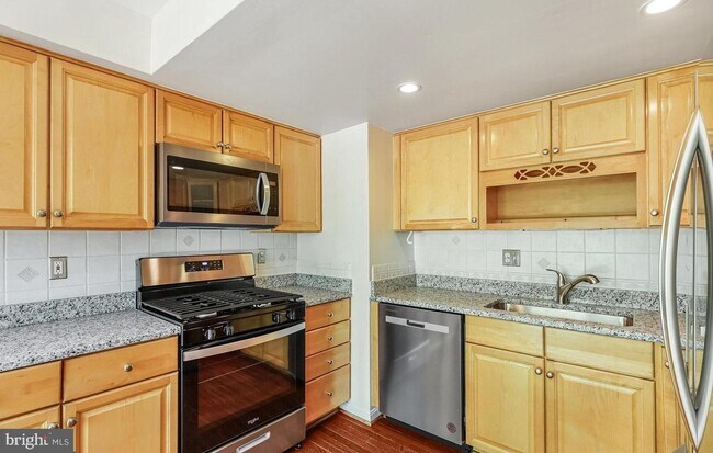 Building Photo - 2404 Rosedown Dr