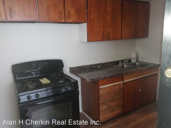 Building Photo - 3 br, 1 bath House - 619 Lake Street