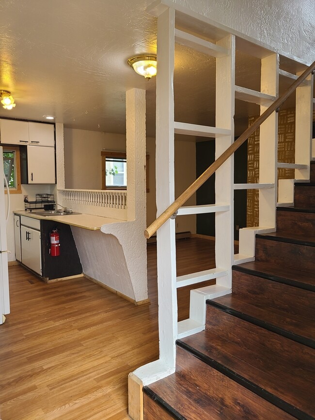 Building Photo - 500 1/2 Defoe St