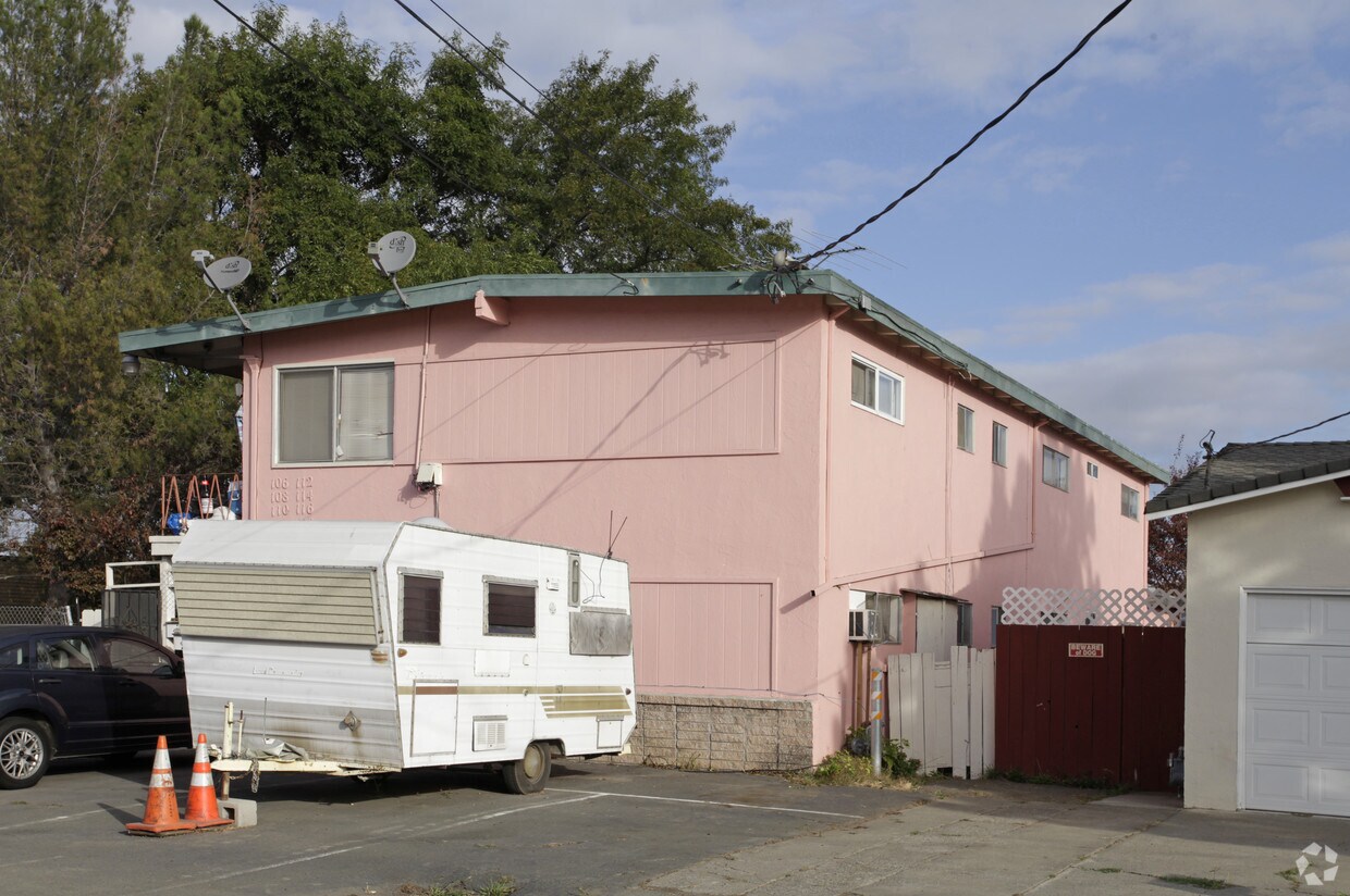 Primary Photo - 106-118 Ifland Way