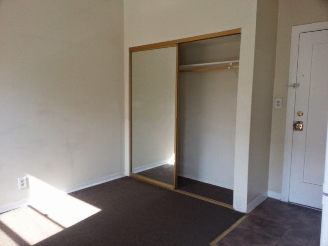 Building Photo - 456 S Kenmore Ave