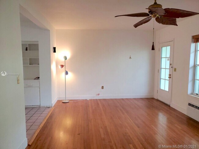 Foto del edificio - 8620 Byron Ave