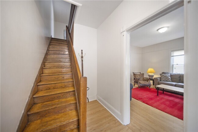 Foto del edificio - 921 E State St