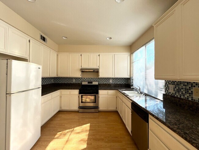 Building Photo - 4 bed, 3 bath located in Corona, CA!