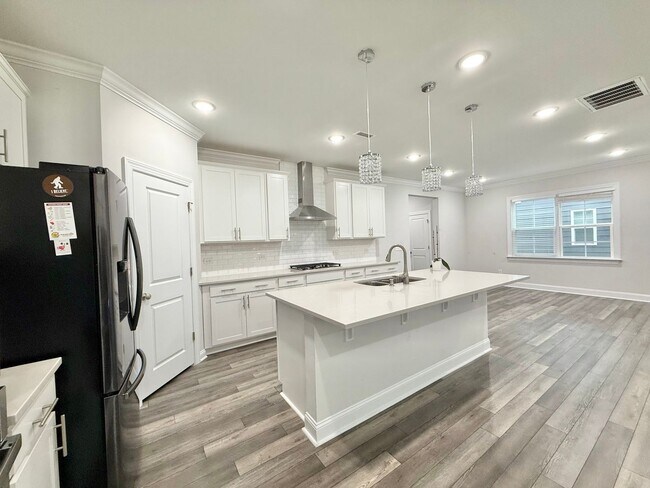 Foto del edificio - Incredible 4BD, 3BA Raleigh Home in the De...