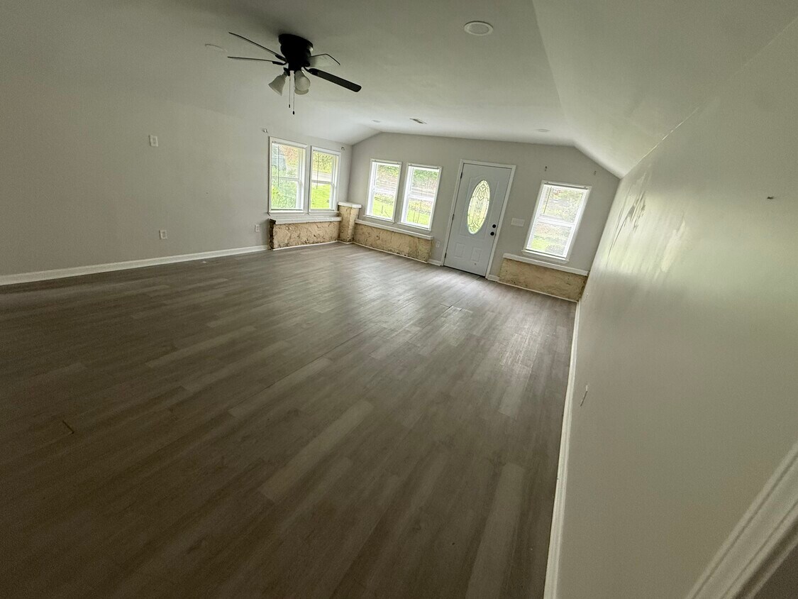 Building Photo - 3115 Parkwood Rd