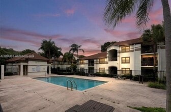 Building Photo - 570 S Park Rd