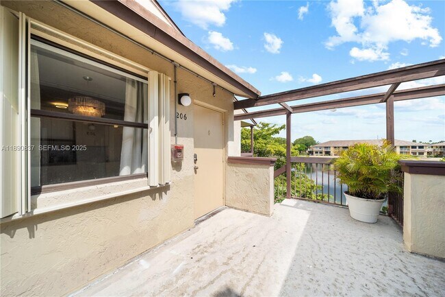 Foto del edificio - 485 NW 210th St