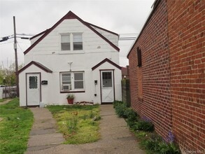 Building Photo - 2 Deer Park Ave