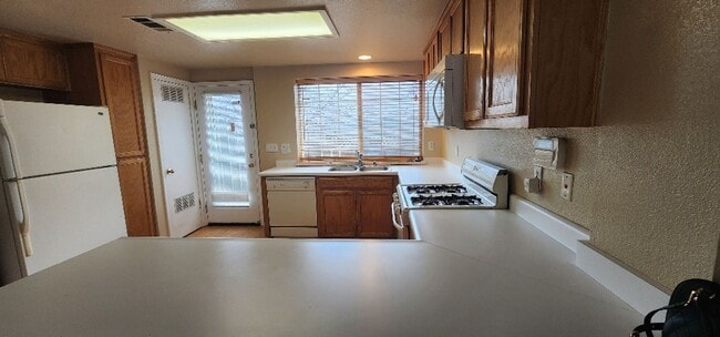 Building Photo - Great 2 Bed 1 Bath Condo Available Daniels...