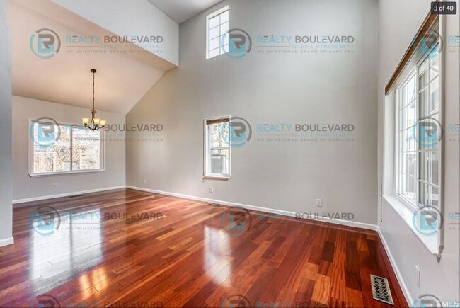 Building Photo - 3 Bedroom 2 Bath Home with access to Pool,...