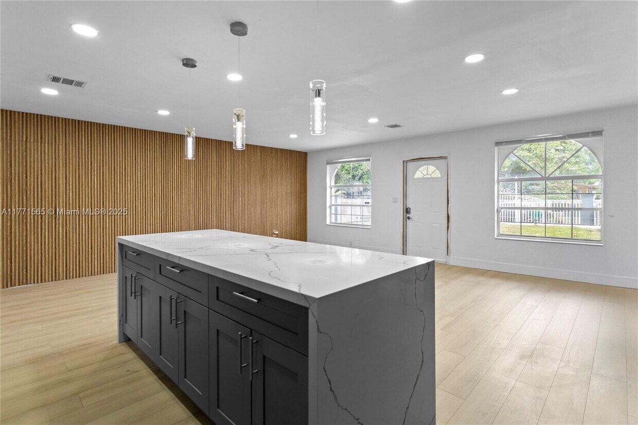 Foto principal - 2520 NW 122nd St