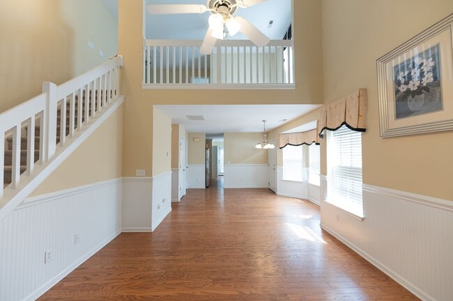 Building Photo - 111 Goldfinch Ave