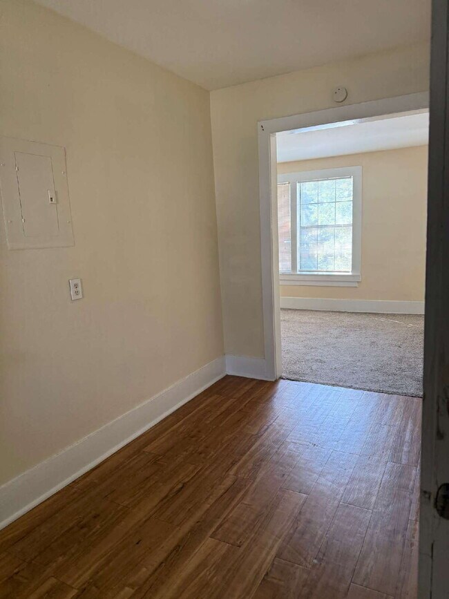 Foto del edificio - 1 Bedroom plus a Den, Close to SAC and Ala...