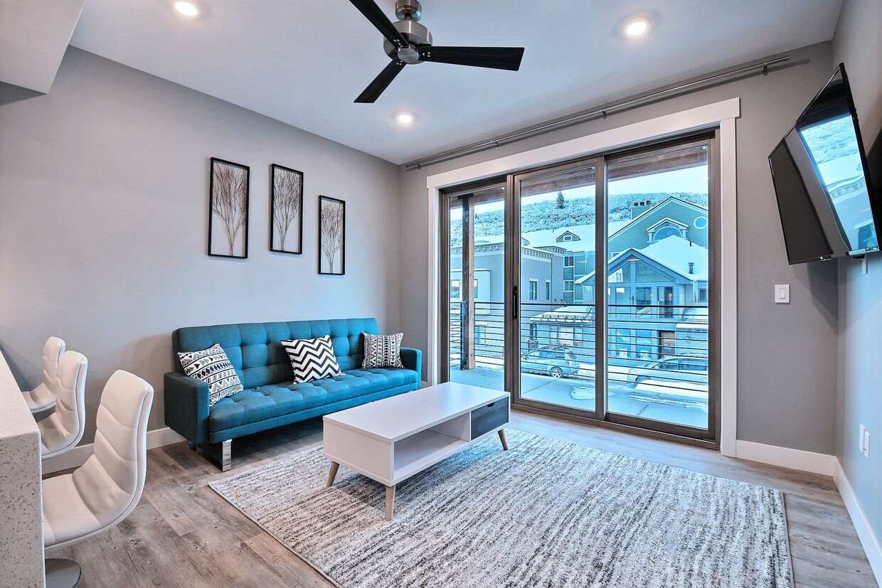 TOP FLOOR, ONE BEDROOM CONDO IN PROSPECTOR! - TOP FLOOR, ONE BEDROOM CONDO IN PROSPECTOR!