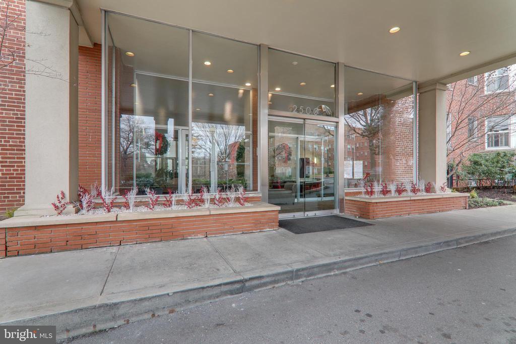Foto principal - 2500 Q St NW